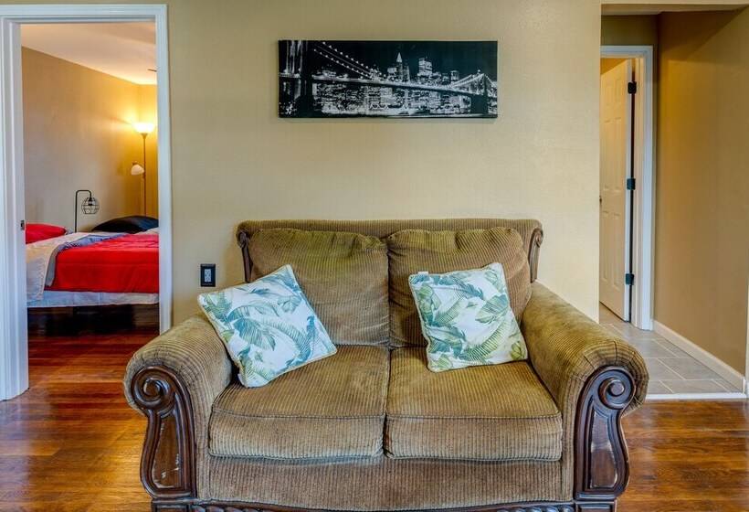 Pet Friendly Victoria Home Kayak, Fish & Golf!