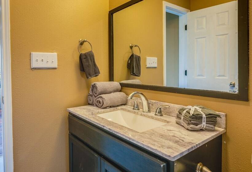 Pet Friendly Victoria Home Kayak, Fish & Golf!