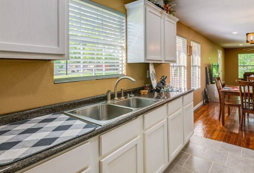 Pet Friendly Victoria Home Kayak, Fish & Golf!