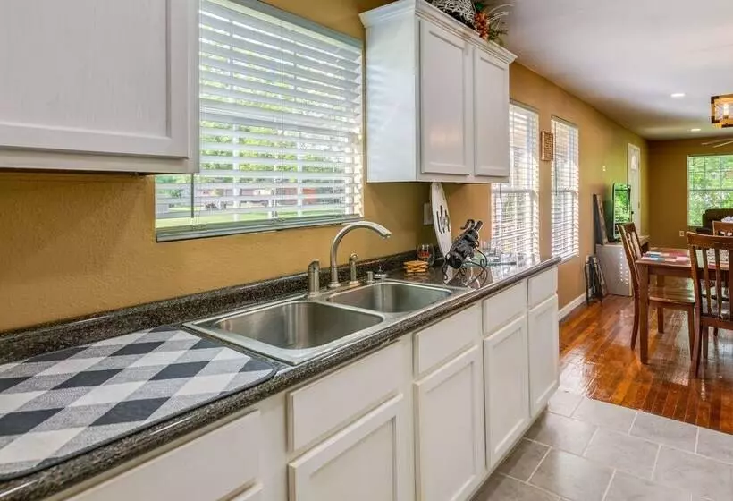 Pet Friendly Victoria Home   Kayak, Fish & Golf!