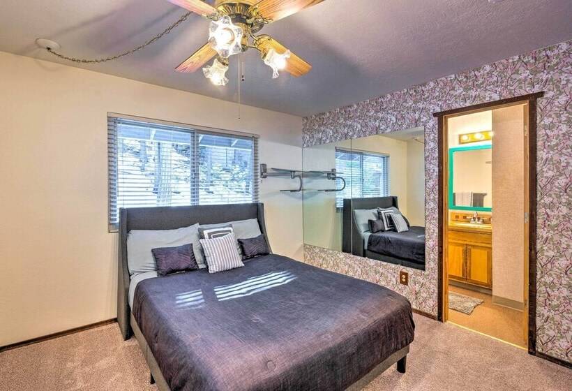 Private Family Getaway: Walk To Scotts Flat!