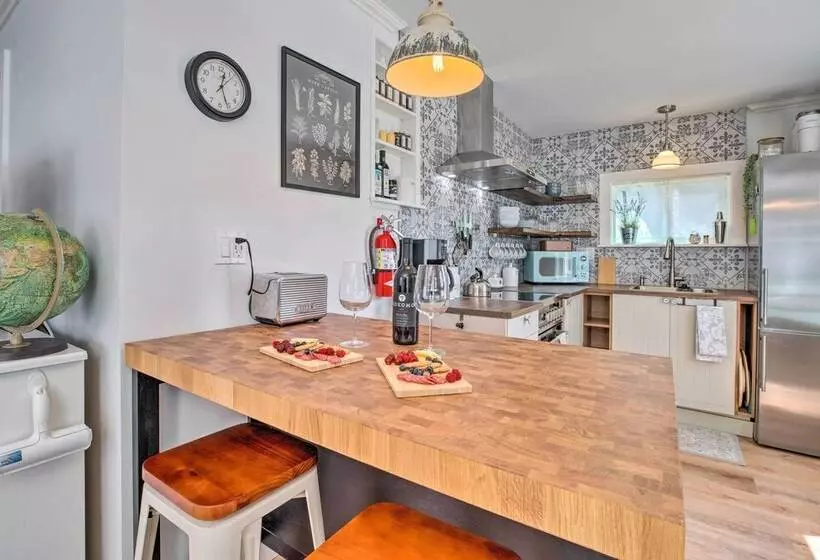 Quaint  Sur La Mer  Cottage W/ Deck, Fire Pit