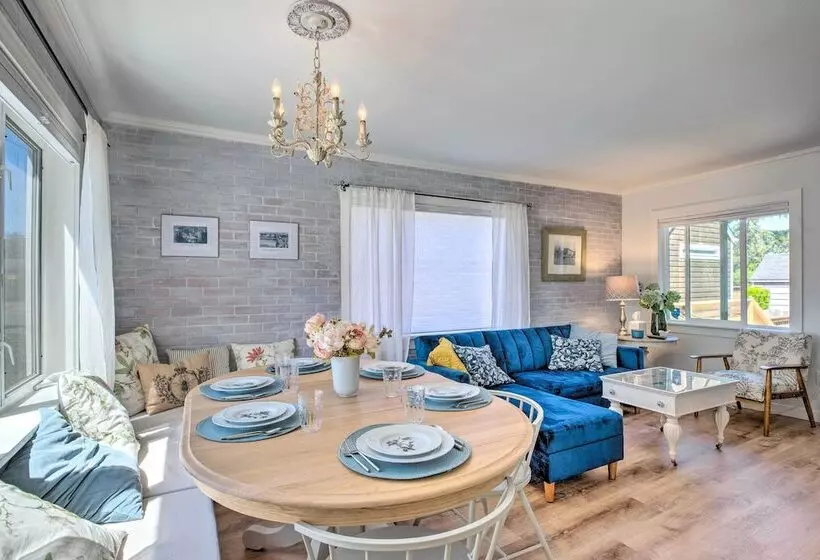 Quaint  Sur La Mer  Cottage W/ Deck, Fire Pit