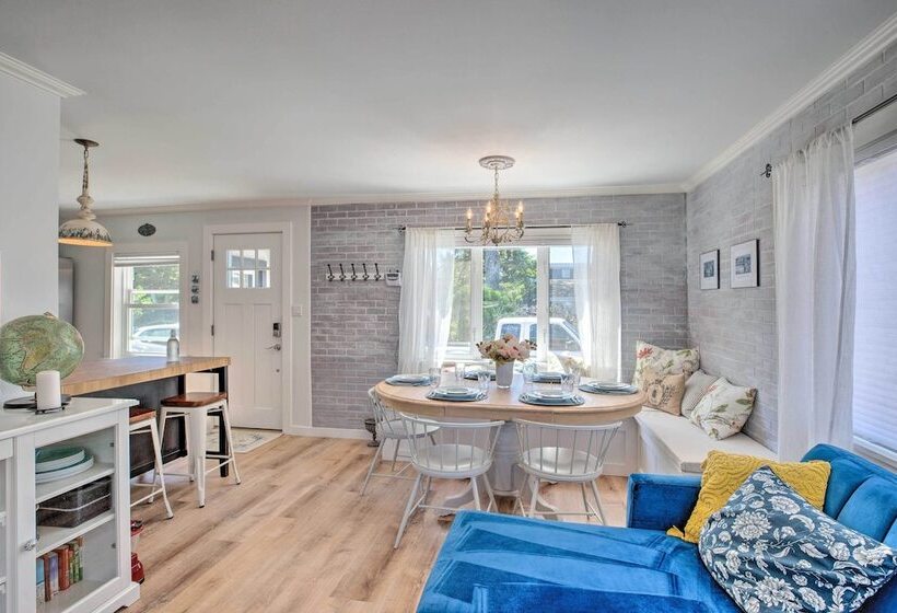 Quaint  Sur La Mer  Cottage W/ Deck, Fire Pit