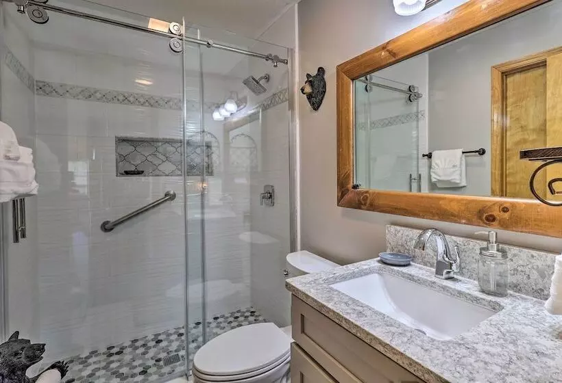 Mtn Views & Fire Pit: Rustic Piney Creek Cabin