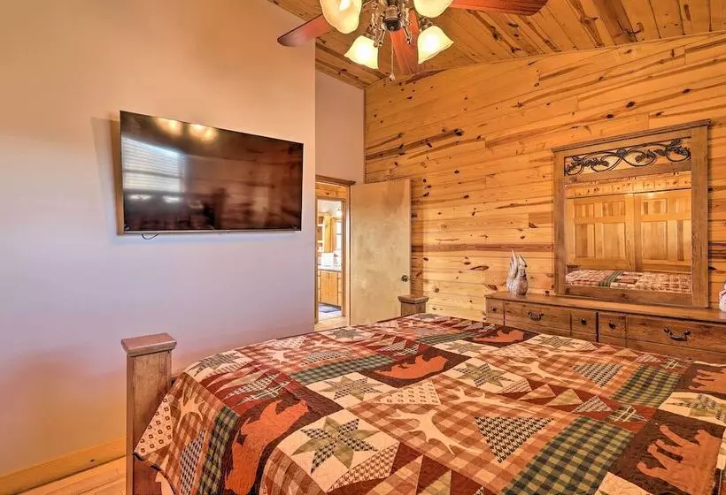 Mtn Views & Fire Pit: Rustic Piney Creek Cabin