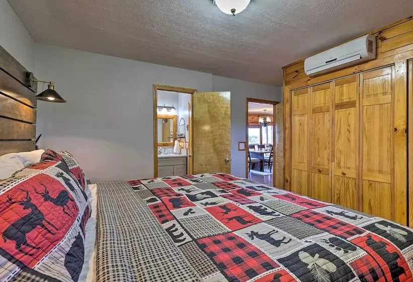 Mtn Views & Fire Pit: Rustic Piney Creek Cabin