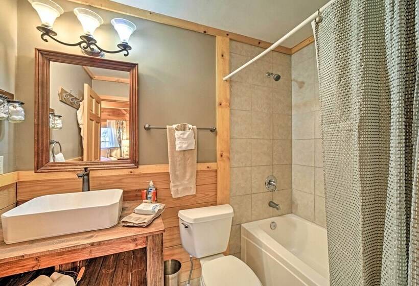 Creekside Bryson City Cabin W/ Private Hot Tub
