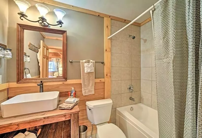 Creekside Bryson City Cabin W/ Private Hot Tub
