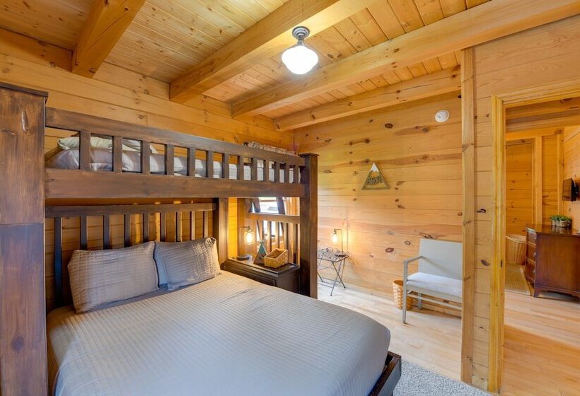 Creekside Bryson City Cabin W/ Private Hot Tub