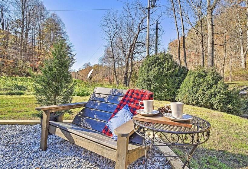 Creekside Bryson City Cabin W/ Private Hot Tub