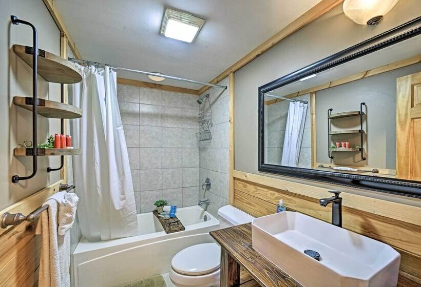 Creekside Bryson City Cabin W/ Private Hot Tub