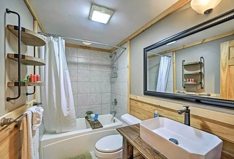 Creekside Bryson City Cabin W/ Private Hot Tub