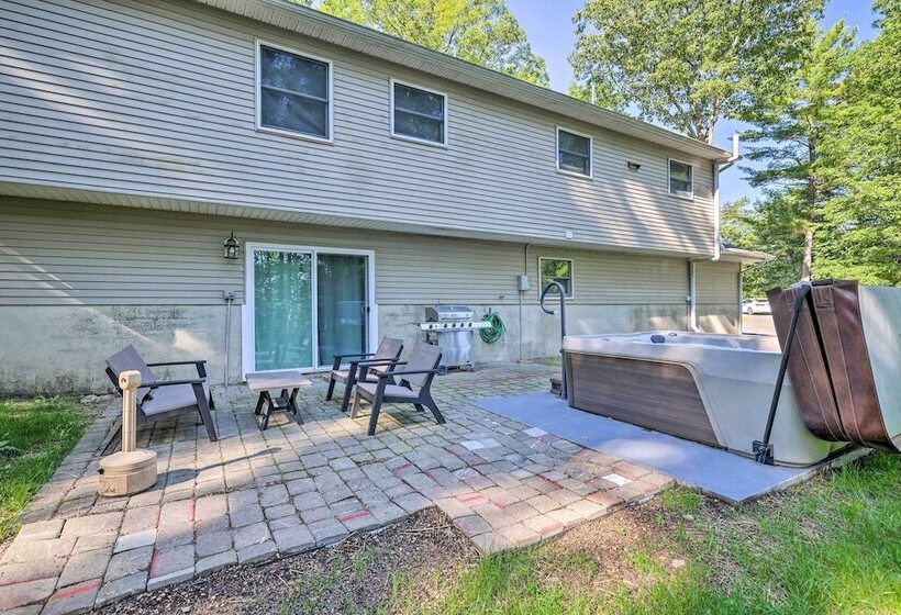 Hot Tub & Yard: Stroudsburg Home In Poconos
