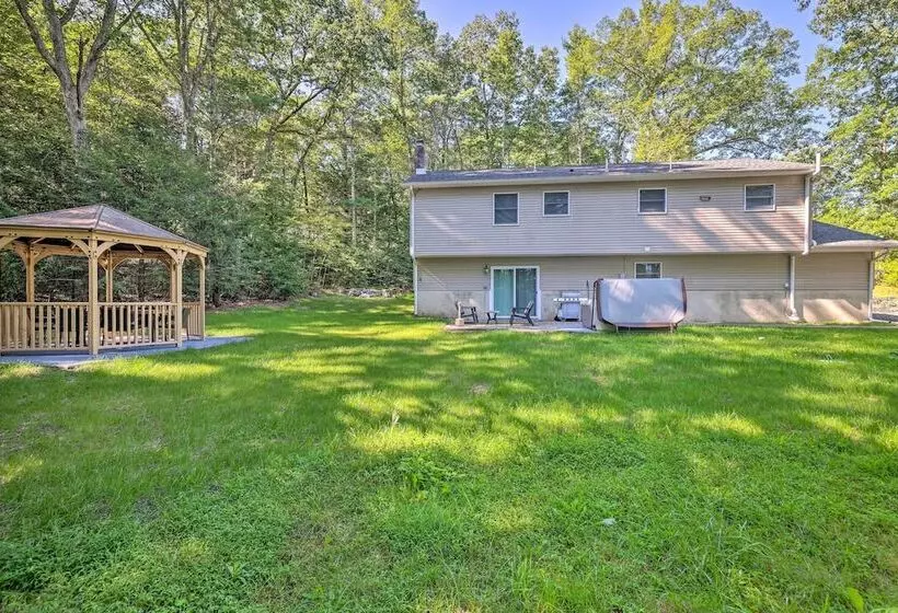 Hot Tub & Yard: Stroudsburg Home In Poconos