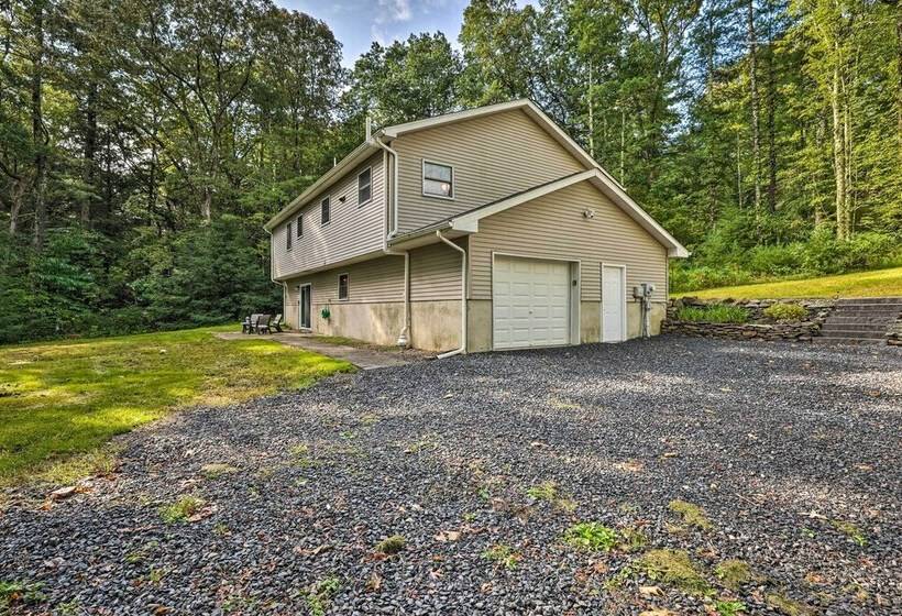 Hot Tub & Yard: Stroudsburg Home In Poconos
