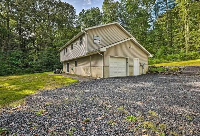 Hot Tub & Yard: Stroudsburg Home In Poconos