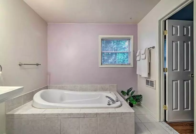 Hot Tub & Yard: Stroudsburg Home In Poconos