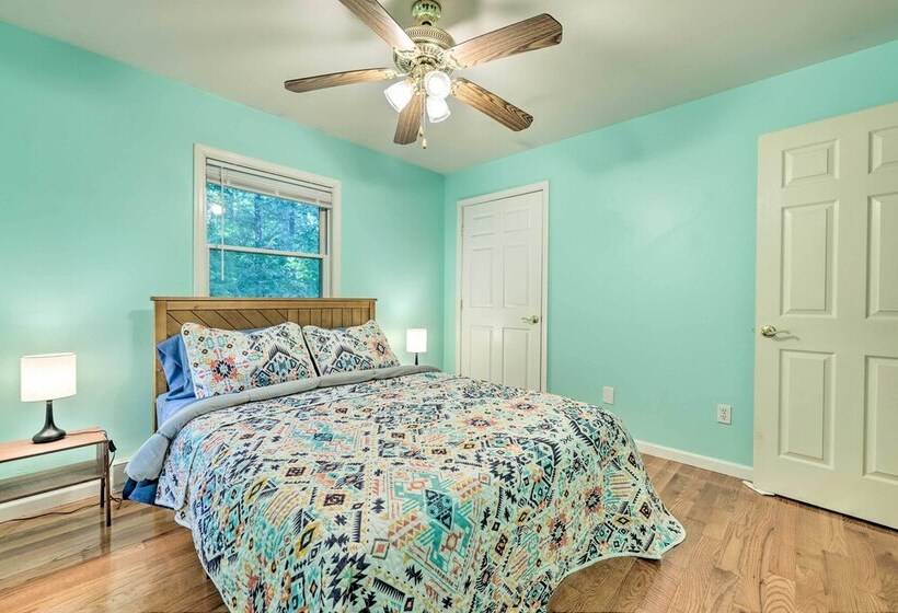 Hot Tub & Yard: Stroudsburg Home In Poconos