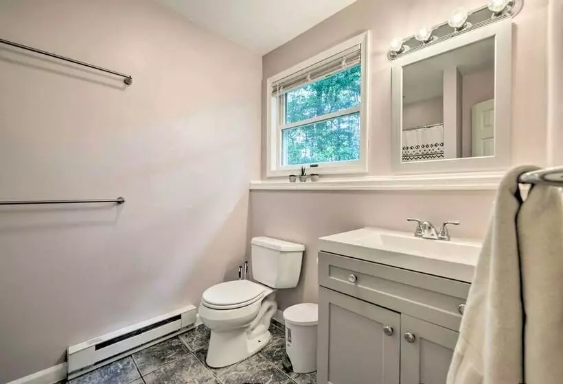 Hot Tub & Yard: Stroudsburg Home In Poconos