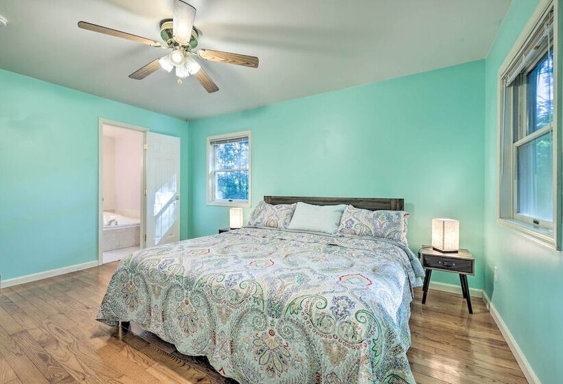 Hot Tub & Yard: Stroudsburg Home In Poconos