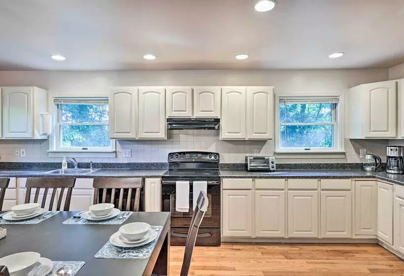 Hot Tub & Yard: Stroudsburg Home In Poconos