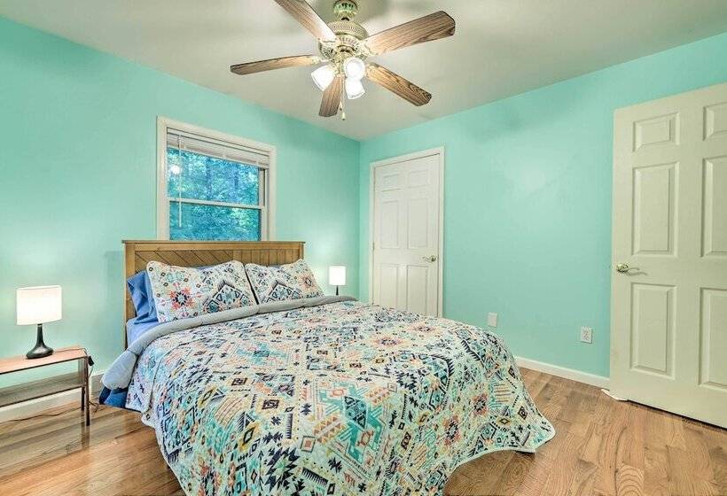 Hot Tub & Yard: Stroudsburg Home In Poconos