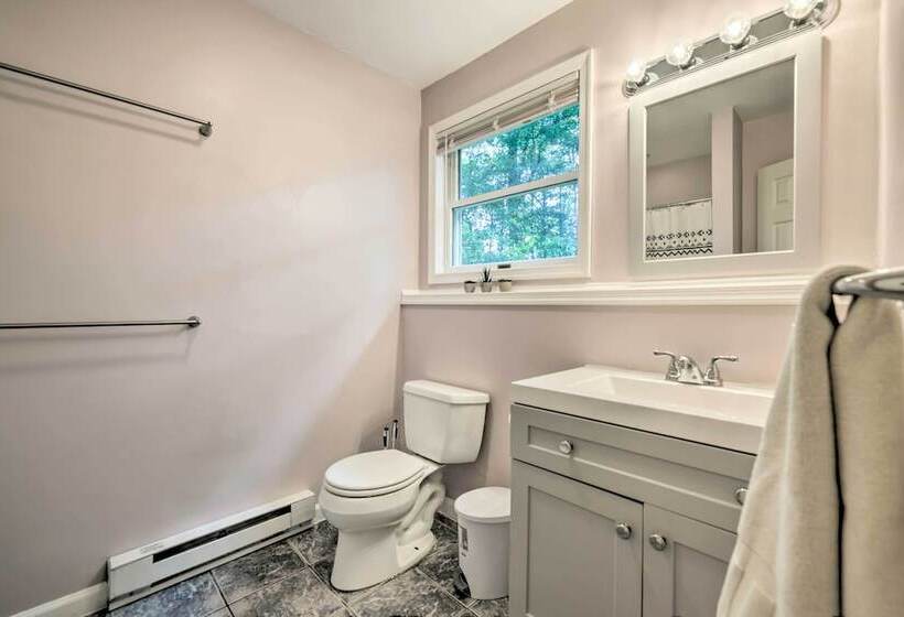 Hot Tub & Yard: Stroudsburg Home In Poconos