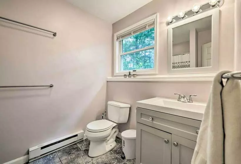 Hot Tub & Yard: Stroudsburg Home In Poconos