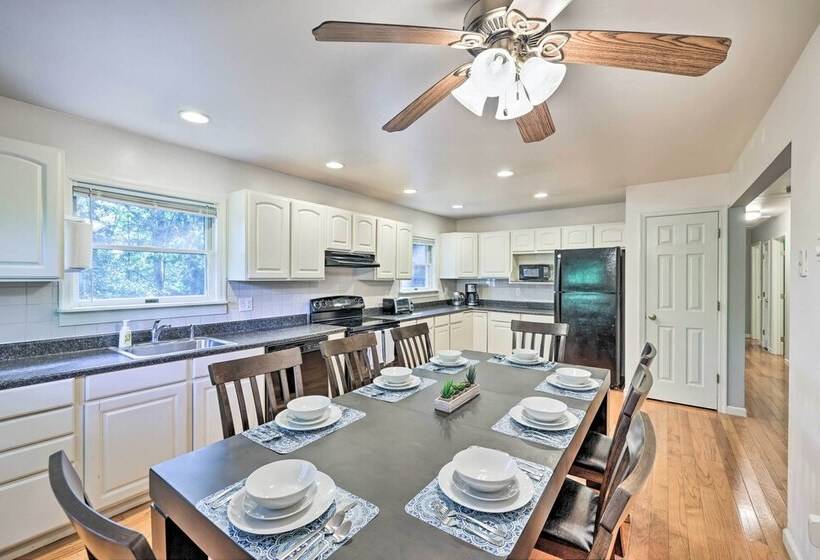 Hot Tub & Yard: Stroudsburg Home In Poconos