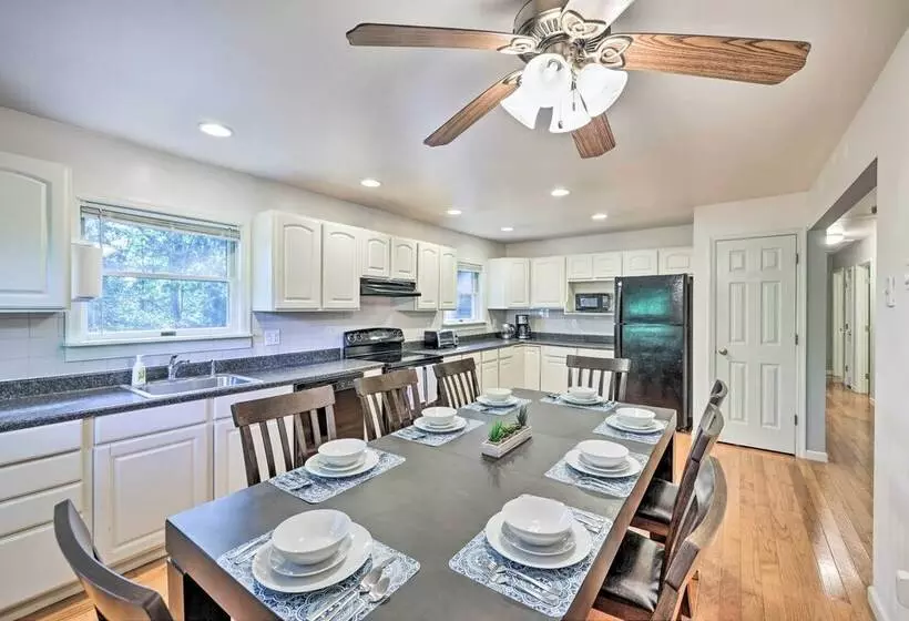 Hot Tub & Yard: Stroudsburg Home In Poconos