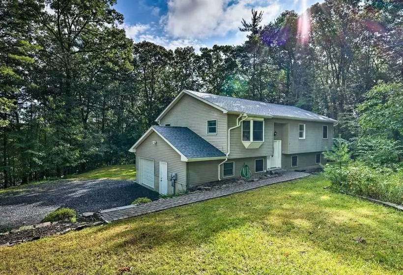 Hot Tub & Yard: Stroudsburg Home In Poconos