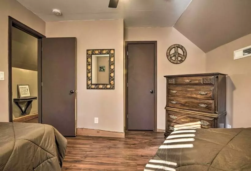 Stylish Creekside Cabin W/ Fire Pit Near Wineries