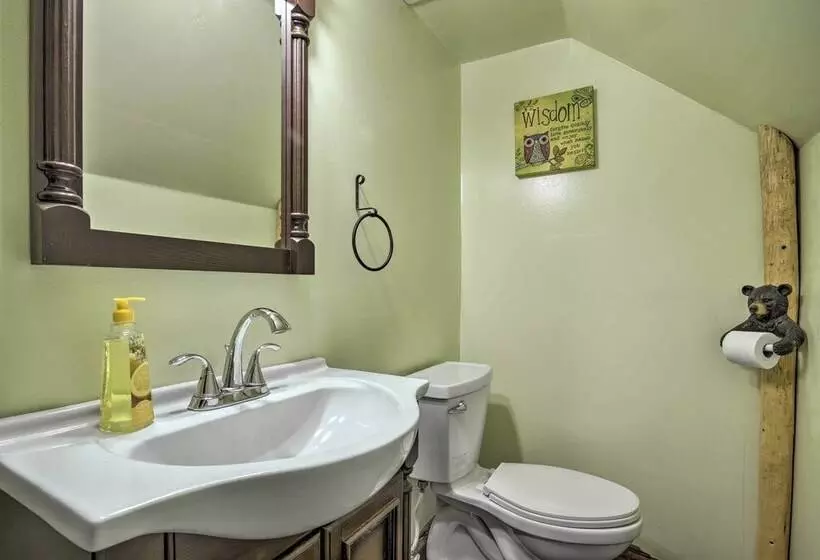 Stylish Creekside Cabin W/ Fire Pit Near Wineries