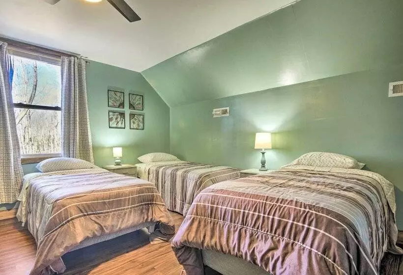 Stylish Creekside Cabin W/ Fire Pit Near Wineries