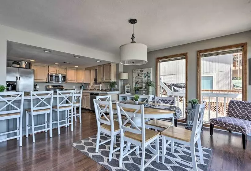 Sunrise Beach Retreat On Lake Of The Ozarks!
