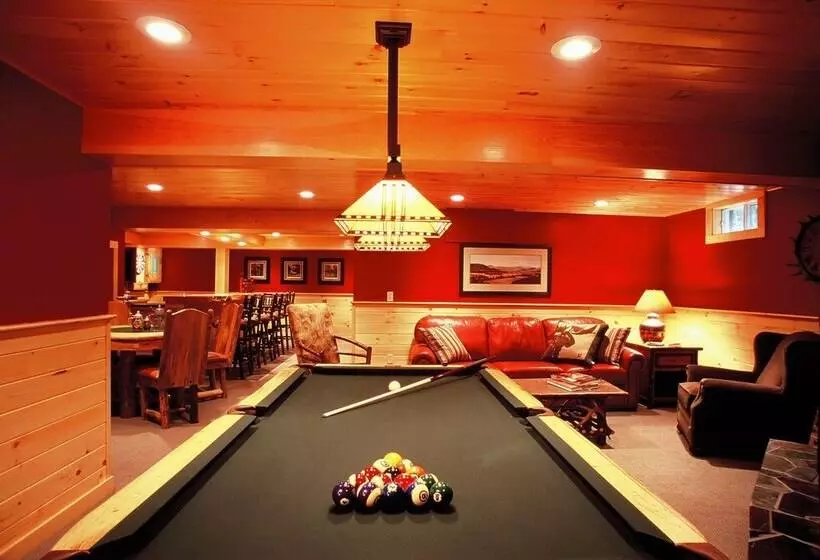 Upscale Fryeburg Cabin: Hot Tub + Billiards Table!
