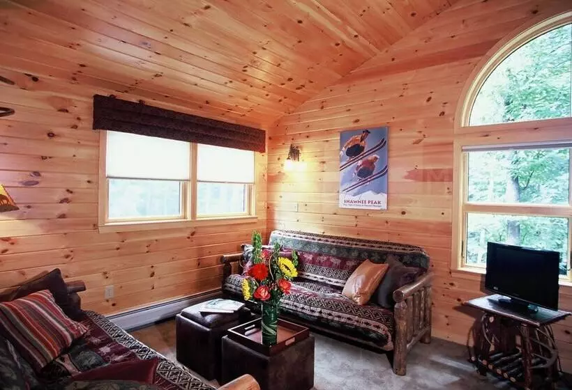 Upscale Fryeburg Cabin: Hot Tub + Billiards Table!