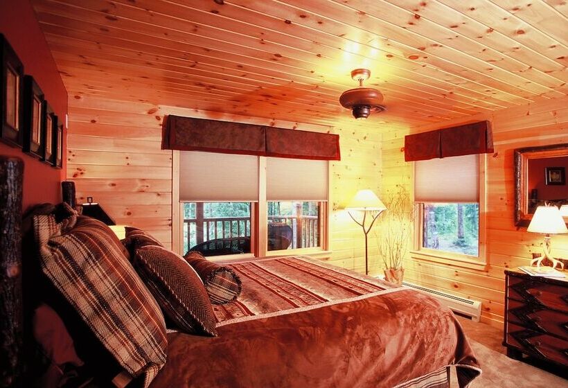 Upscale Fryeburg Cabin: Hot Tub + Billiards Table!