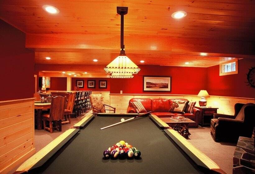 Upscale Fryeburg Cabin: Hot Tub + Billiards Table!