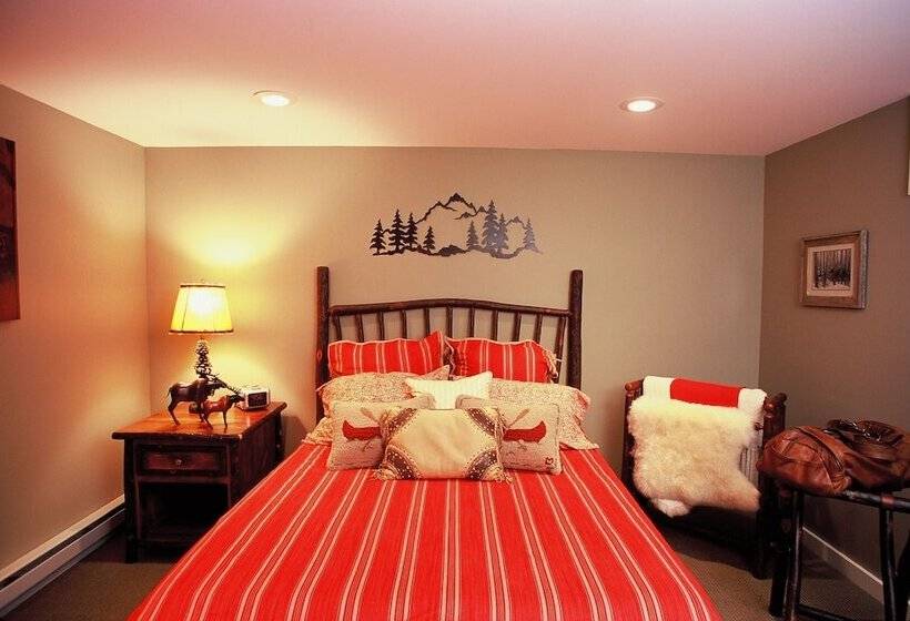 Upscale Fryeburg Cabin: Hot Tub + Billiards Table!