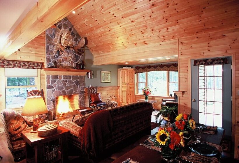 Upscale Fryeburg Cabin: Hot Tub + Billiards Table!