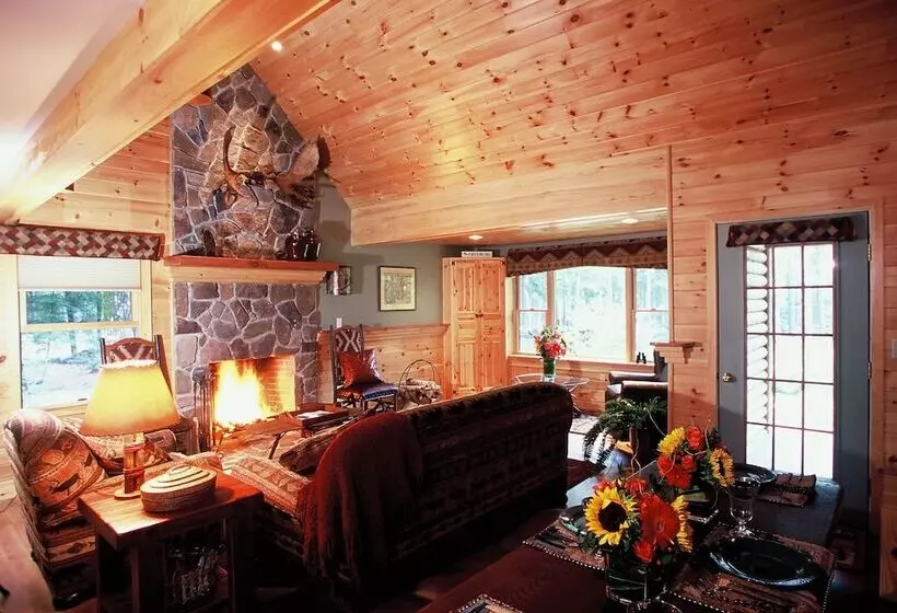Upscale Fryeburg Cabin: Hot Tub + Billiards Table!