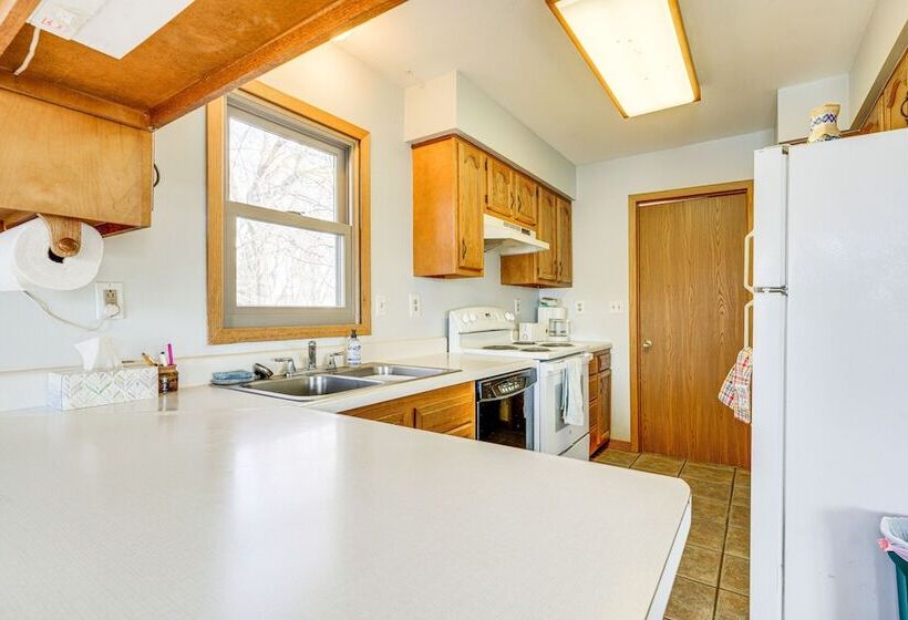 Waterfront Cottage W/ Deck + Dock On Dragon Lake!