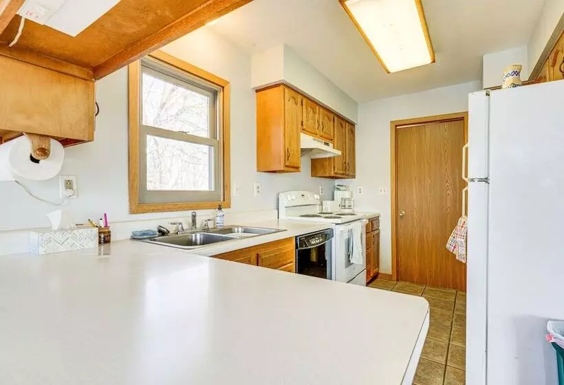 Waterfront Cottage W/ Deck + Dock On Dragon Lake!