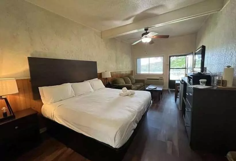 Mountain Harbor King Guest Room On Lake Ouachita By Redawning