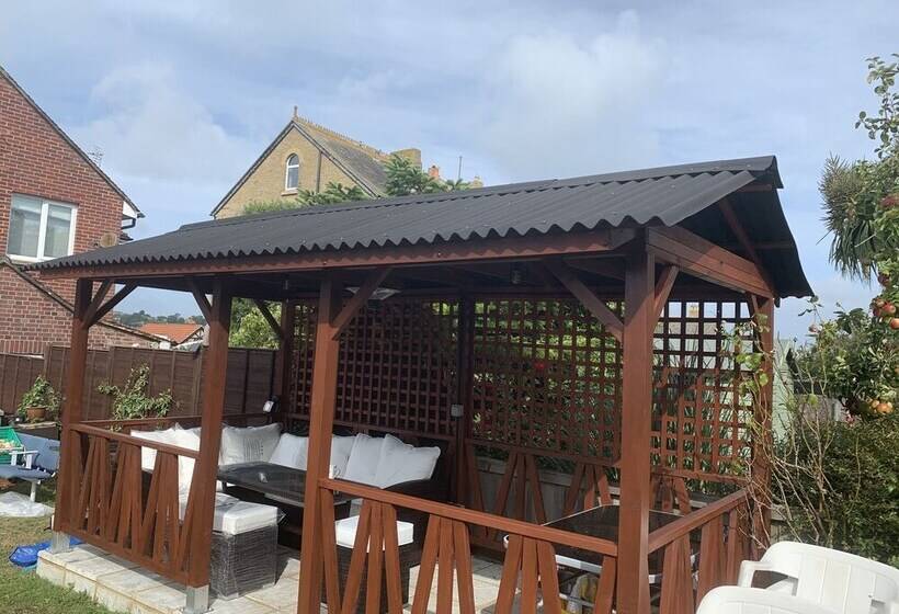 住所  Remarkable 3 Bed House In East Cowes