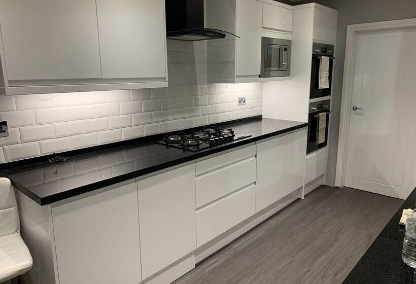 住所  Remarkable 3 Bed House In East Cowes