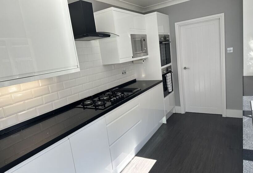 住所  Remarkable 3 Bed House In East Cowes