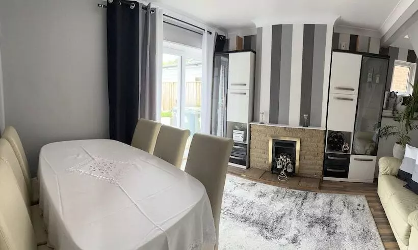 レジデンス Remarkable 3 Bed House In East Cowes